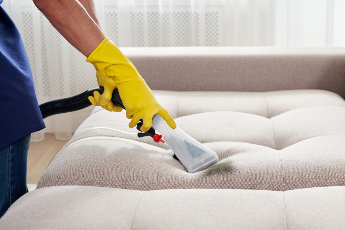 ¿Cómo quitar manchas del sofá?