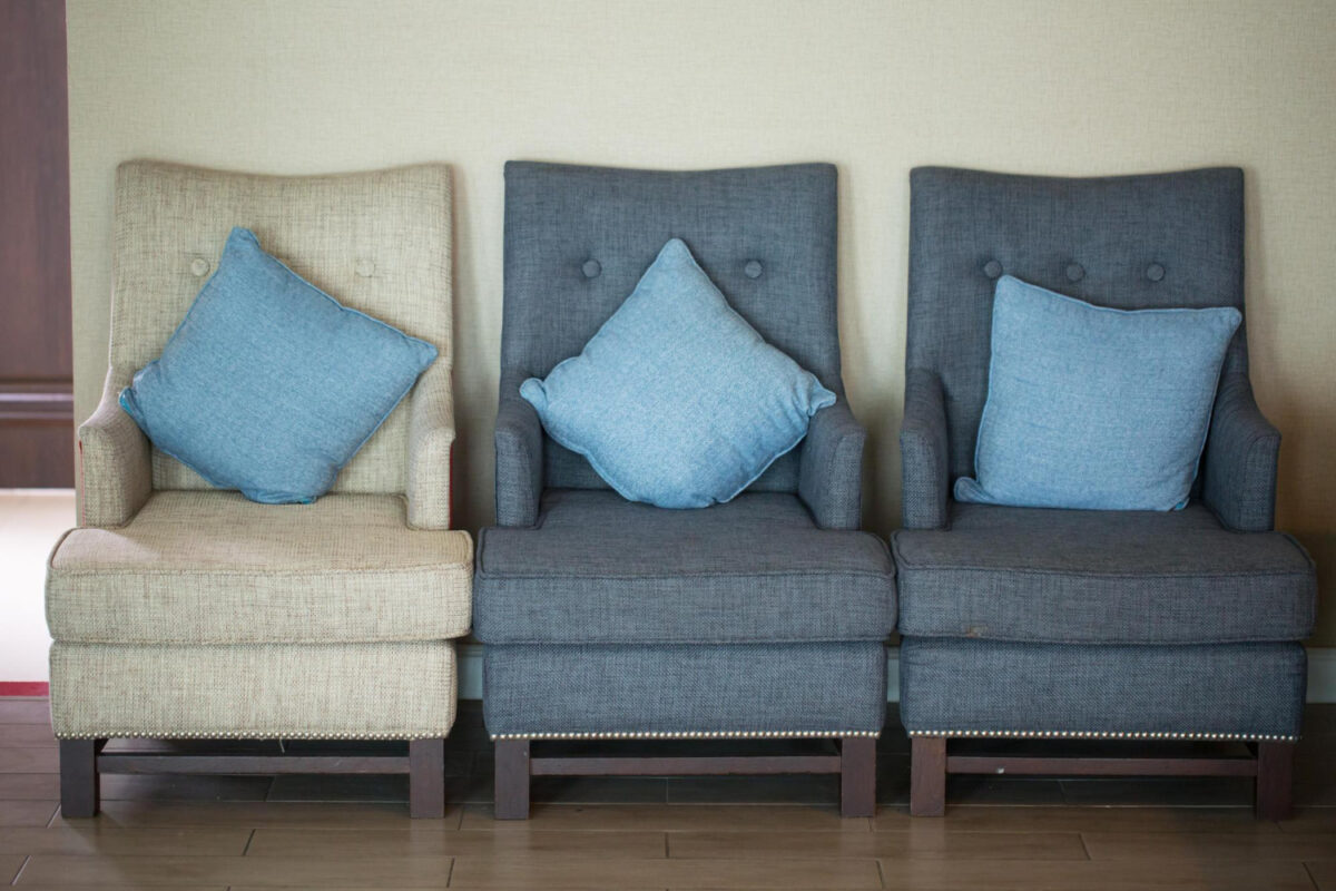 A la hora de combinar sofás y sillones, busca crear un ambiente armónico y en consonancia con el espacio disponible en el salón