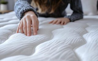 El colchón de espuma de alta densidad ofrece mayor firmeza durante el descanso. Ideal para parejas y personas con problemas de espalda